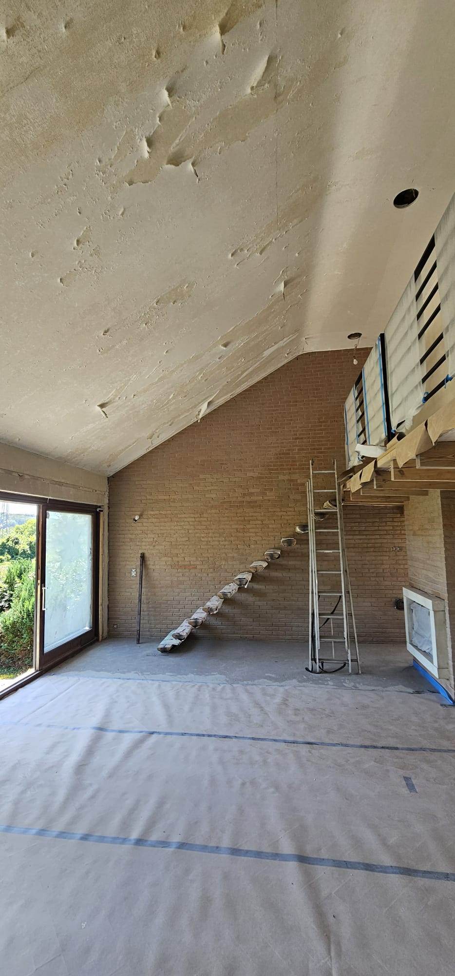 Séjour avant travaux, plafond et murs en cours d'enduisage