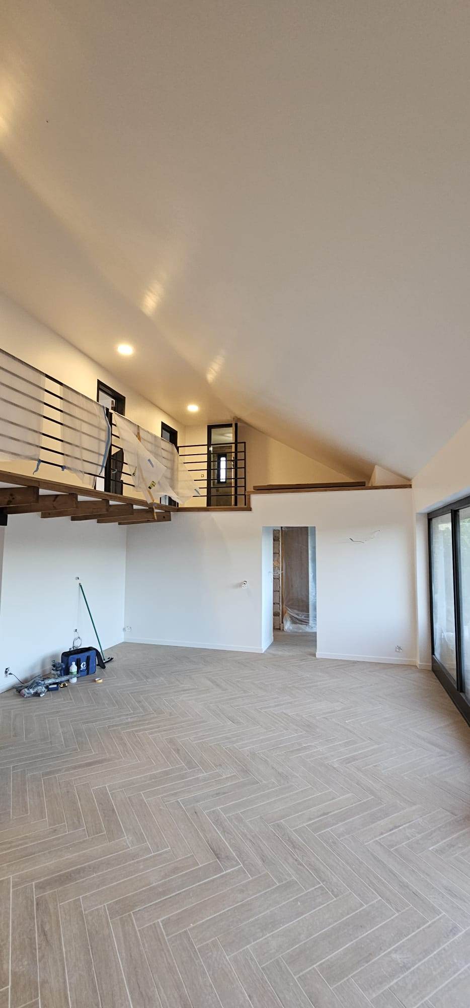 Séjour et mezzanine après peinture des murs et plafonds