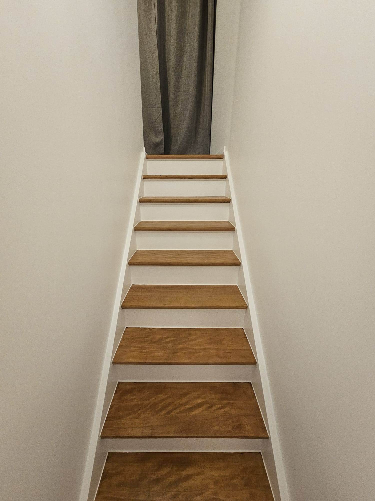 Escalier rénové, marches vernies et contremarches blanches