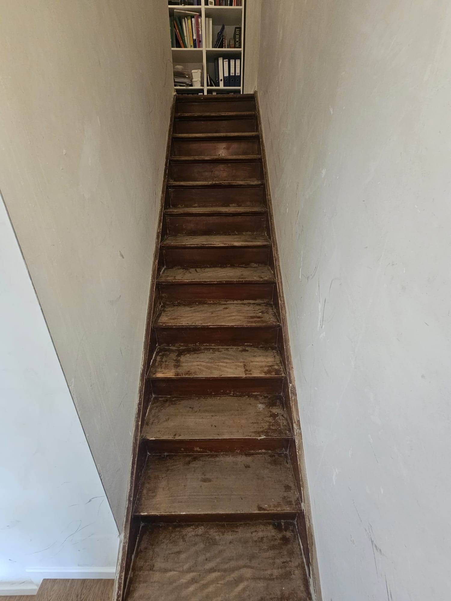 Escalier en bois usé avant rénovation