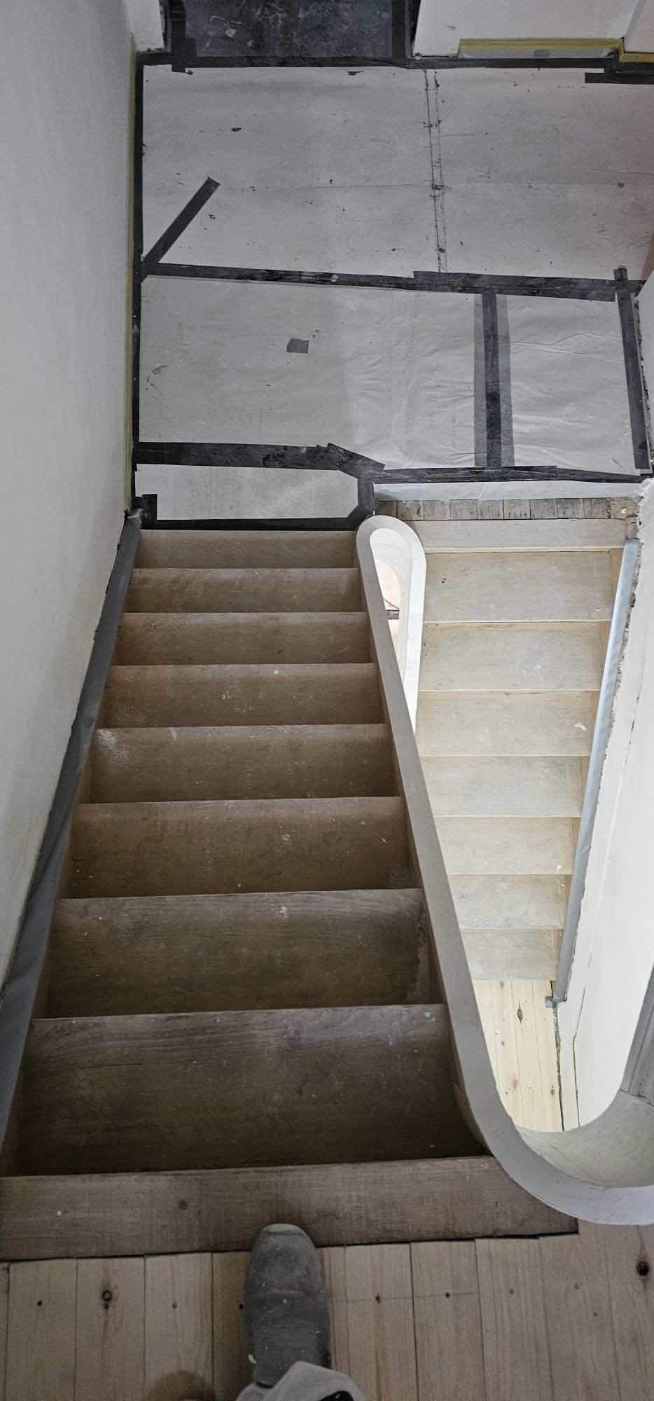 Escalier avant rénovation, vue plongeante