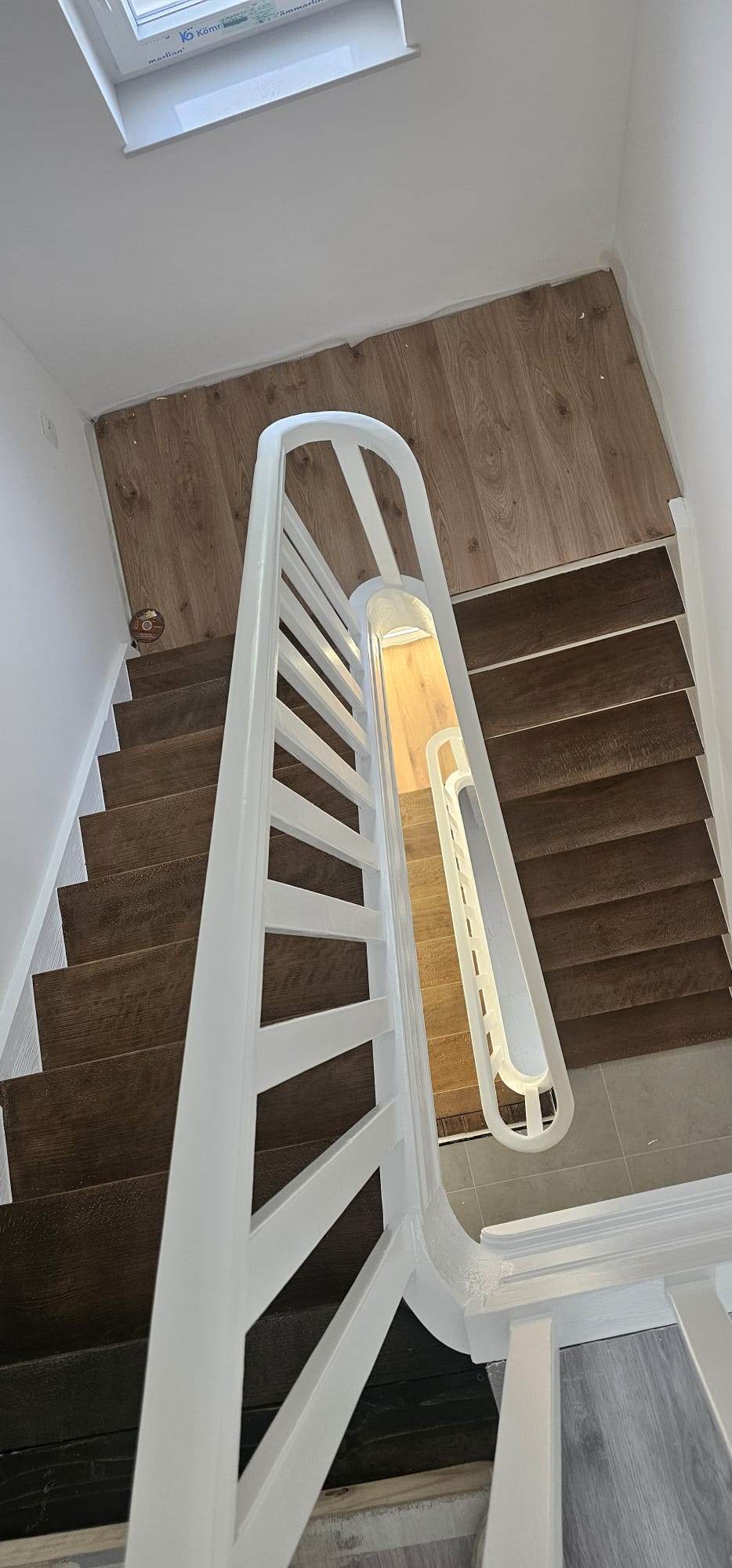 Escalier rénové, vue plongeante, rampe blanche