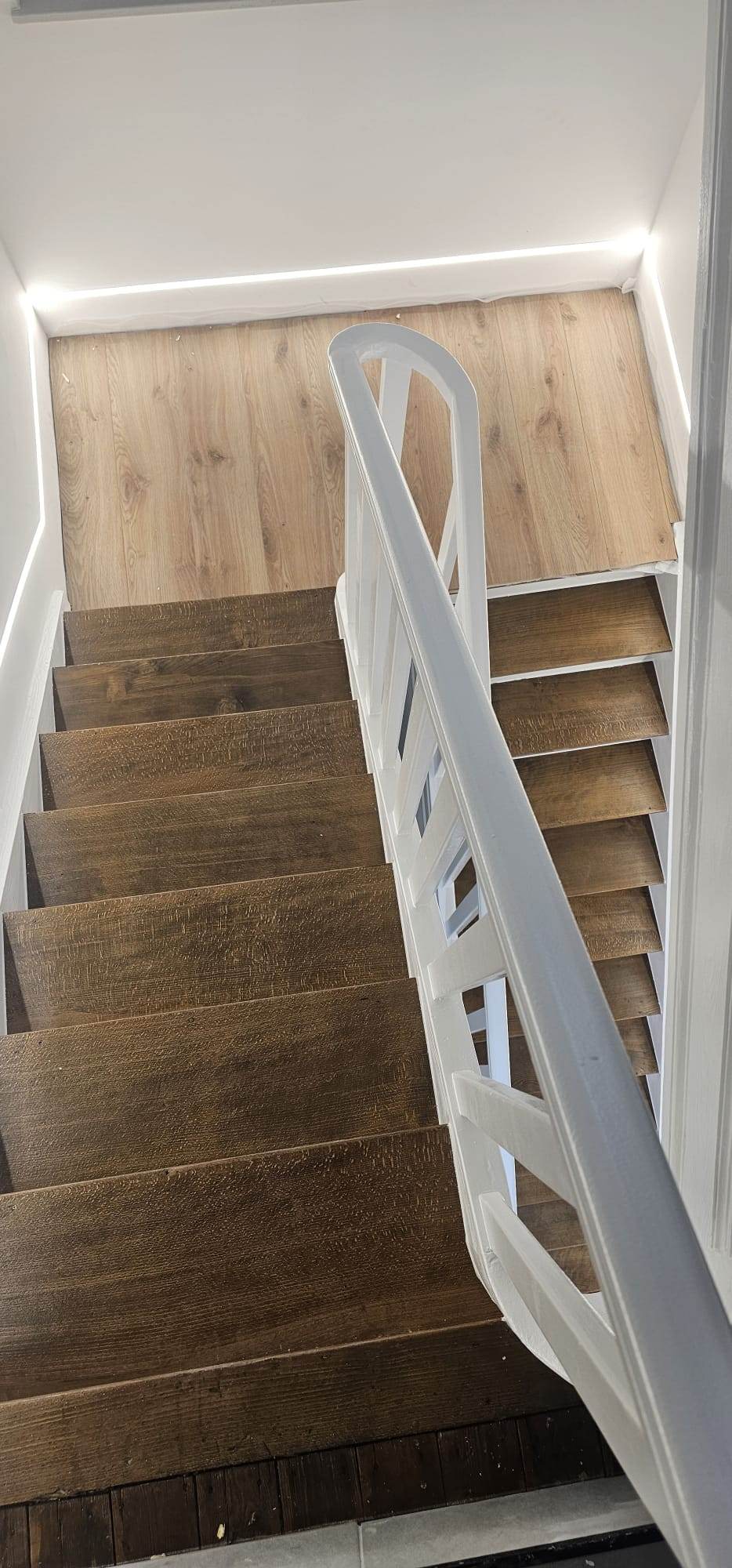 Escalier quart tournant rénové, rampe laquée blanche