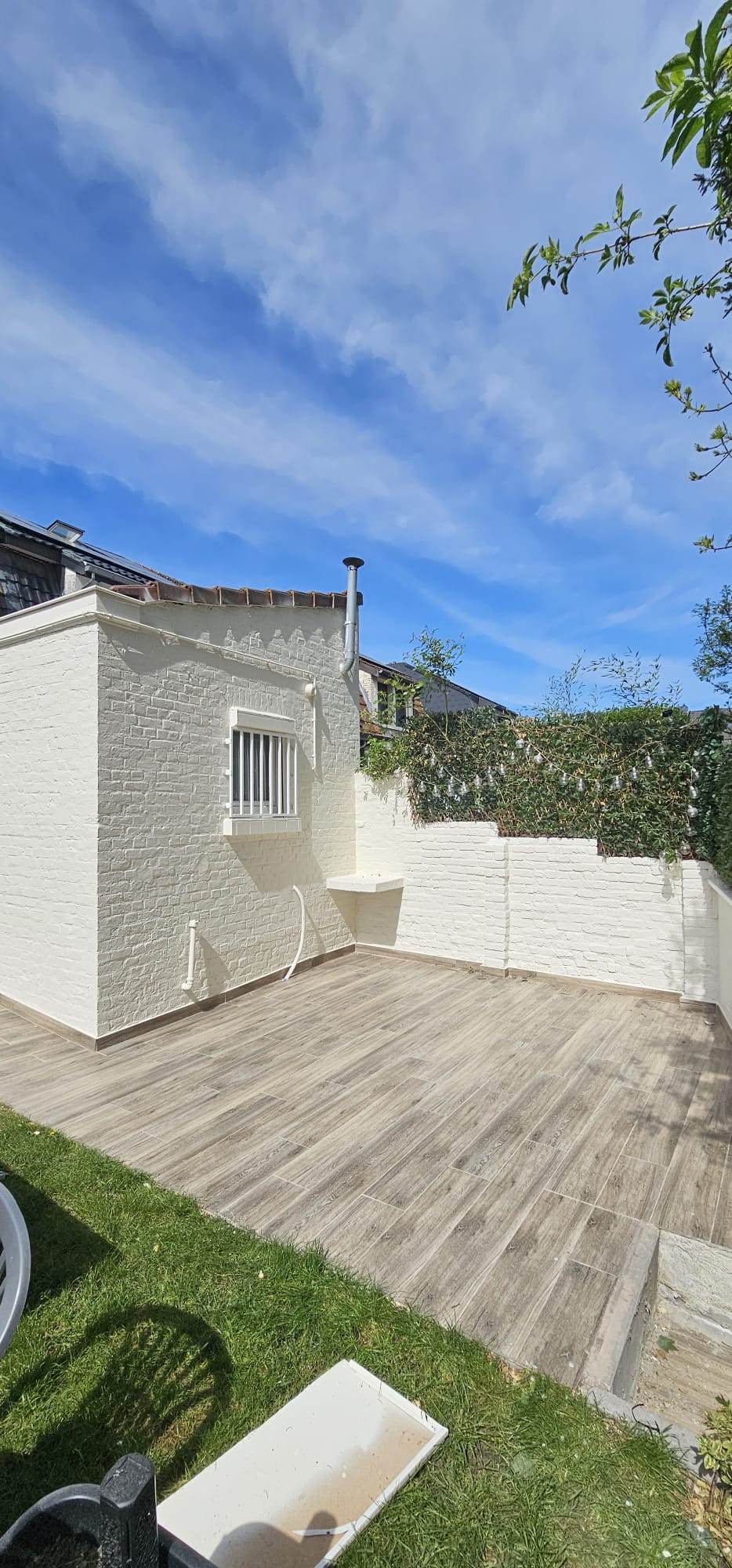Mur de cour repeint en blanc