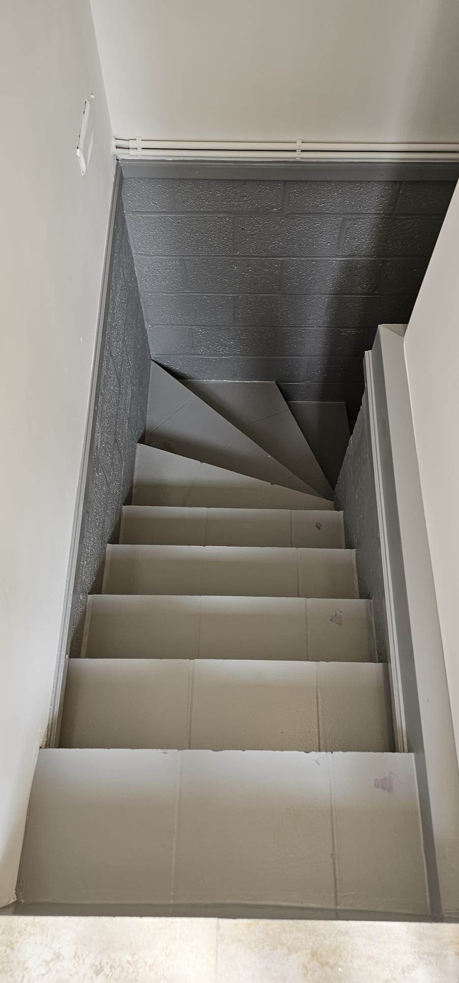 Escalier peint en gris clair