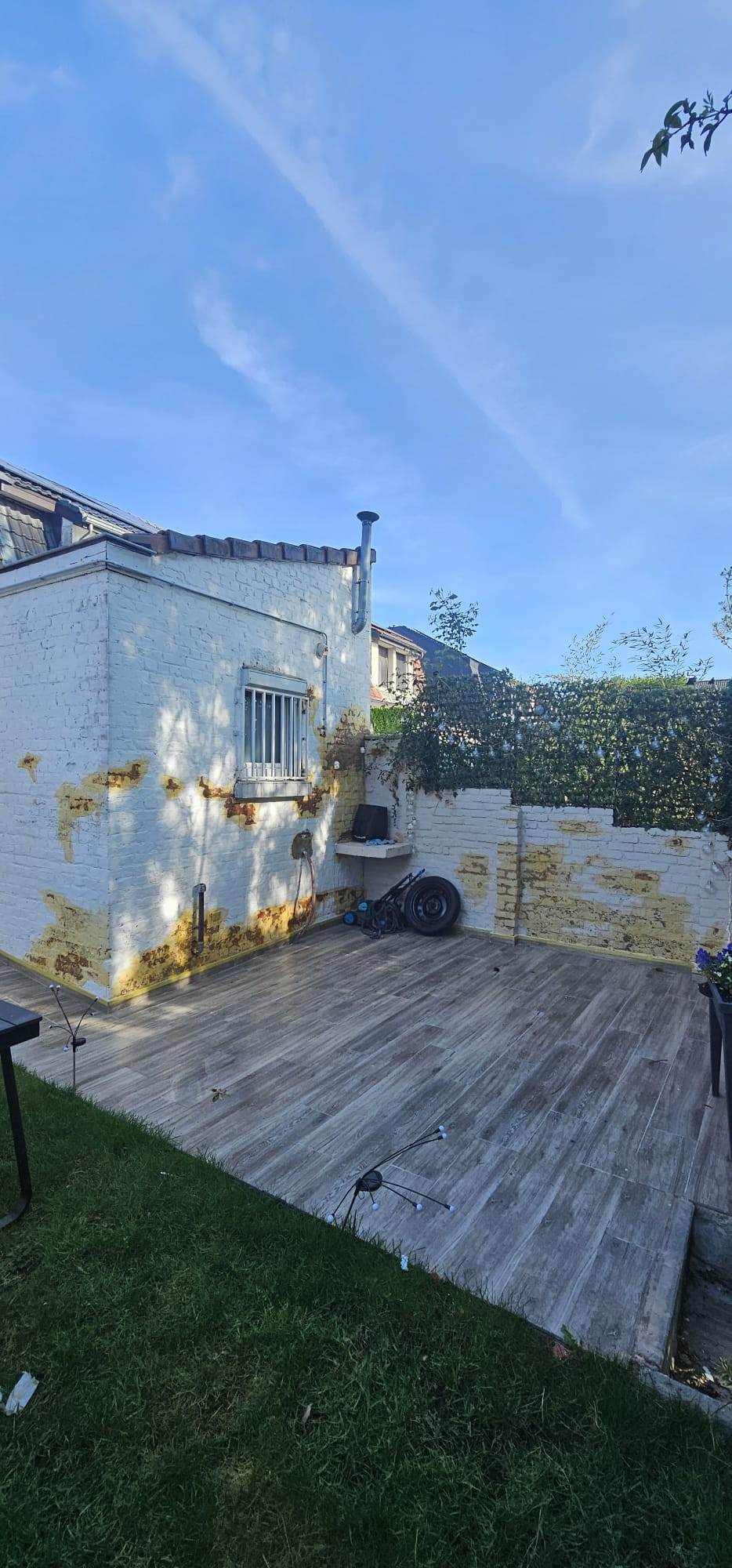 Mur de cour avant peinture
