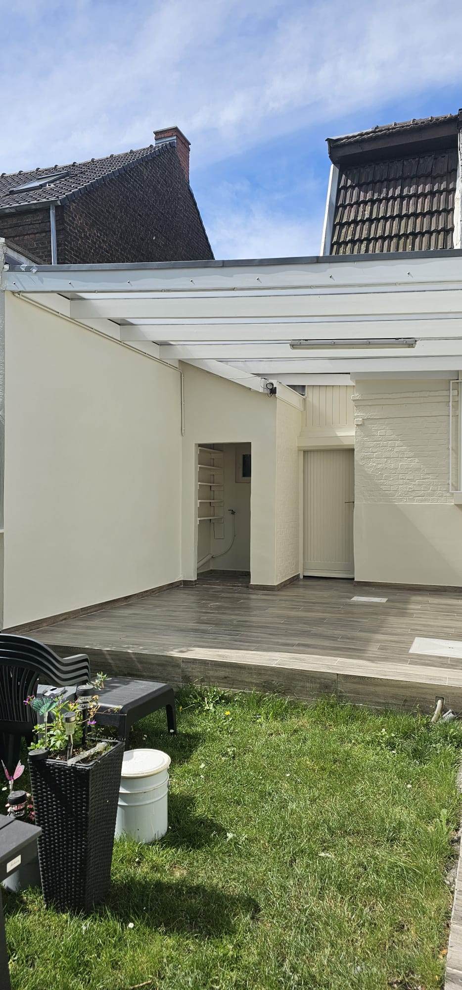 Annexe et auvent repeints en blanc