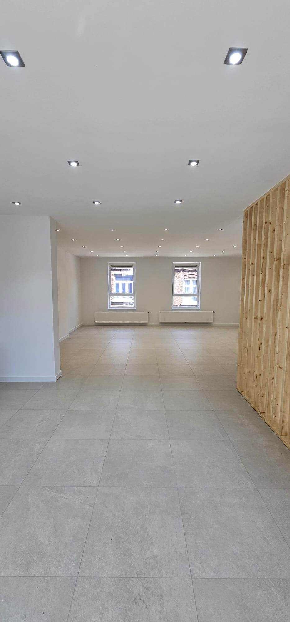 Plateau rénové, murs et plafond blancs, spots encastrés