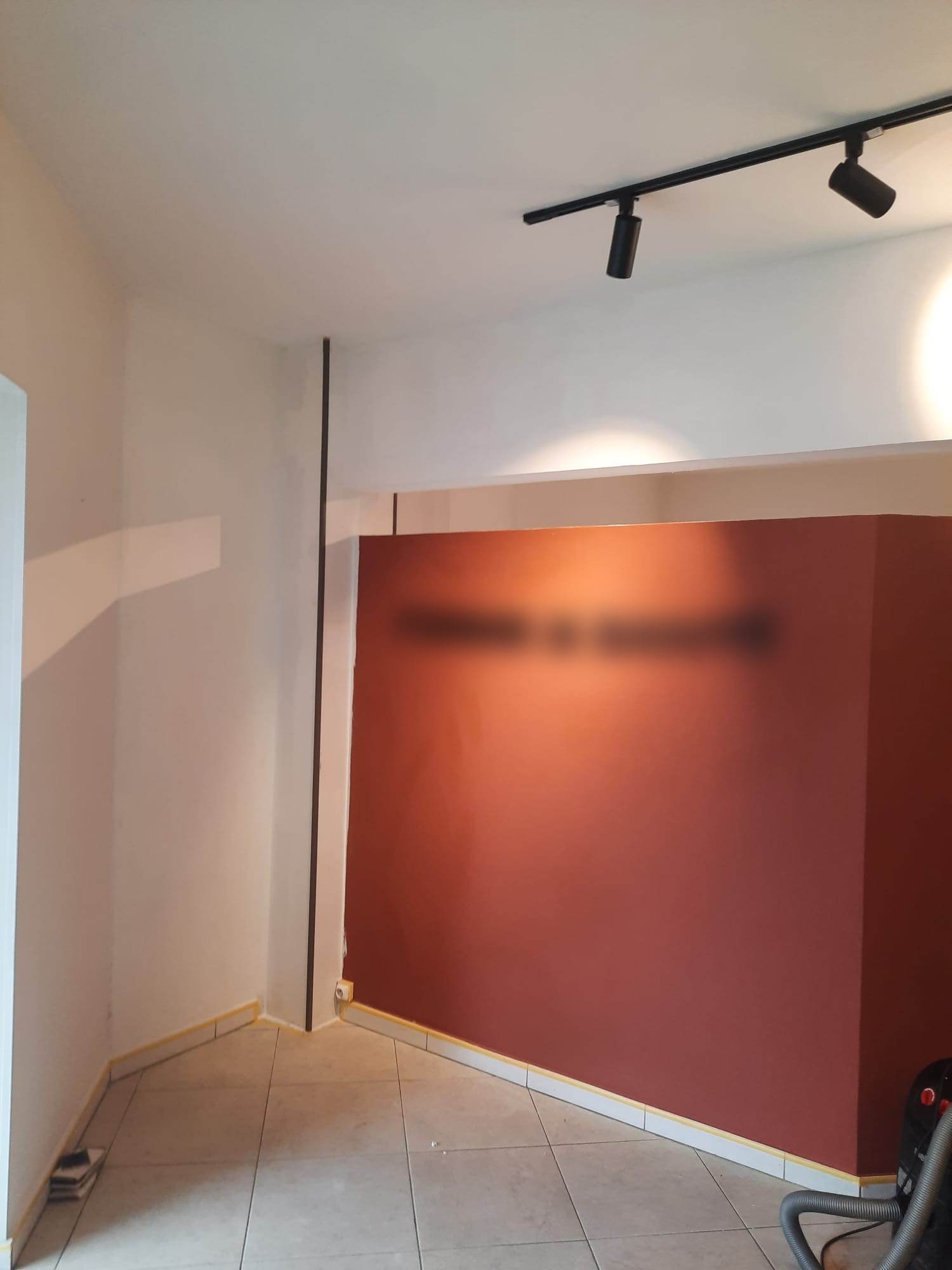 Local commercial repeint, mur d'accent terracotta