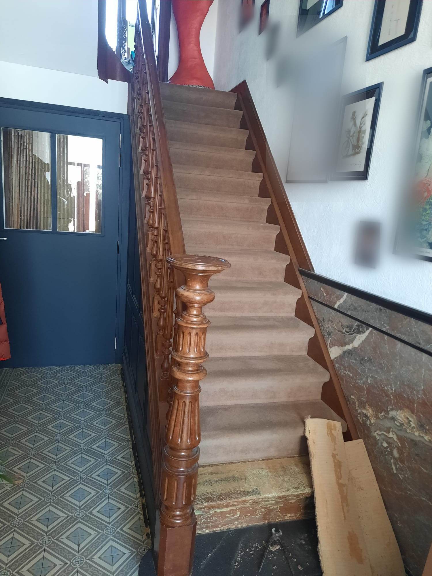 Hall et escalier en bois avant rénovation