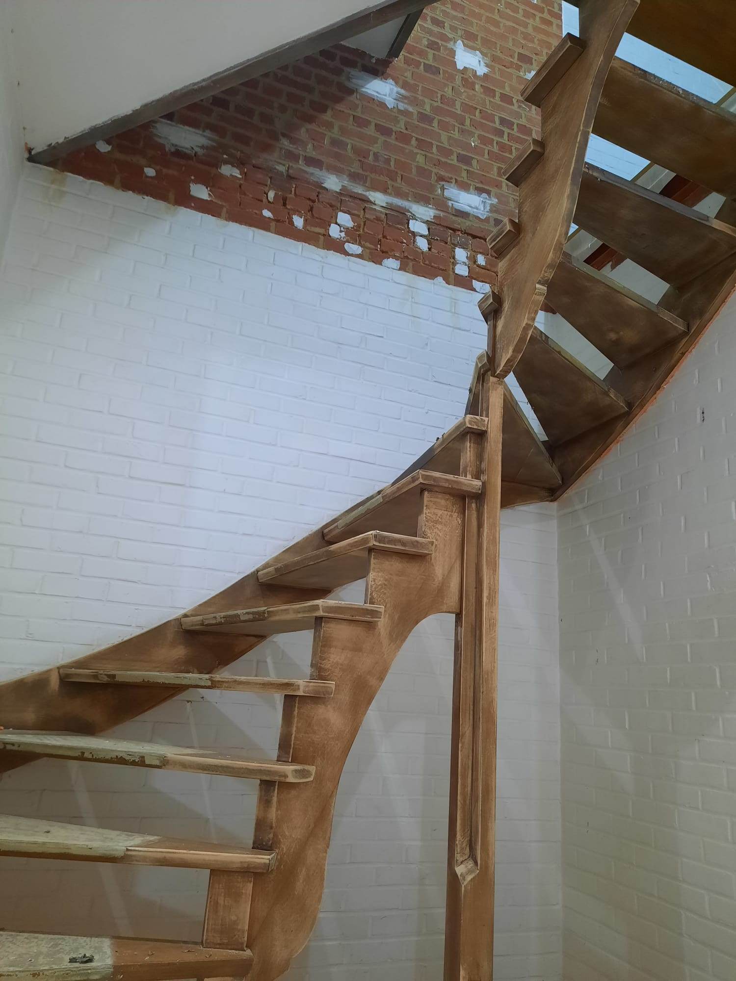 Escalier hélicoïdal en bois avant peinture