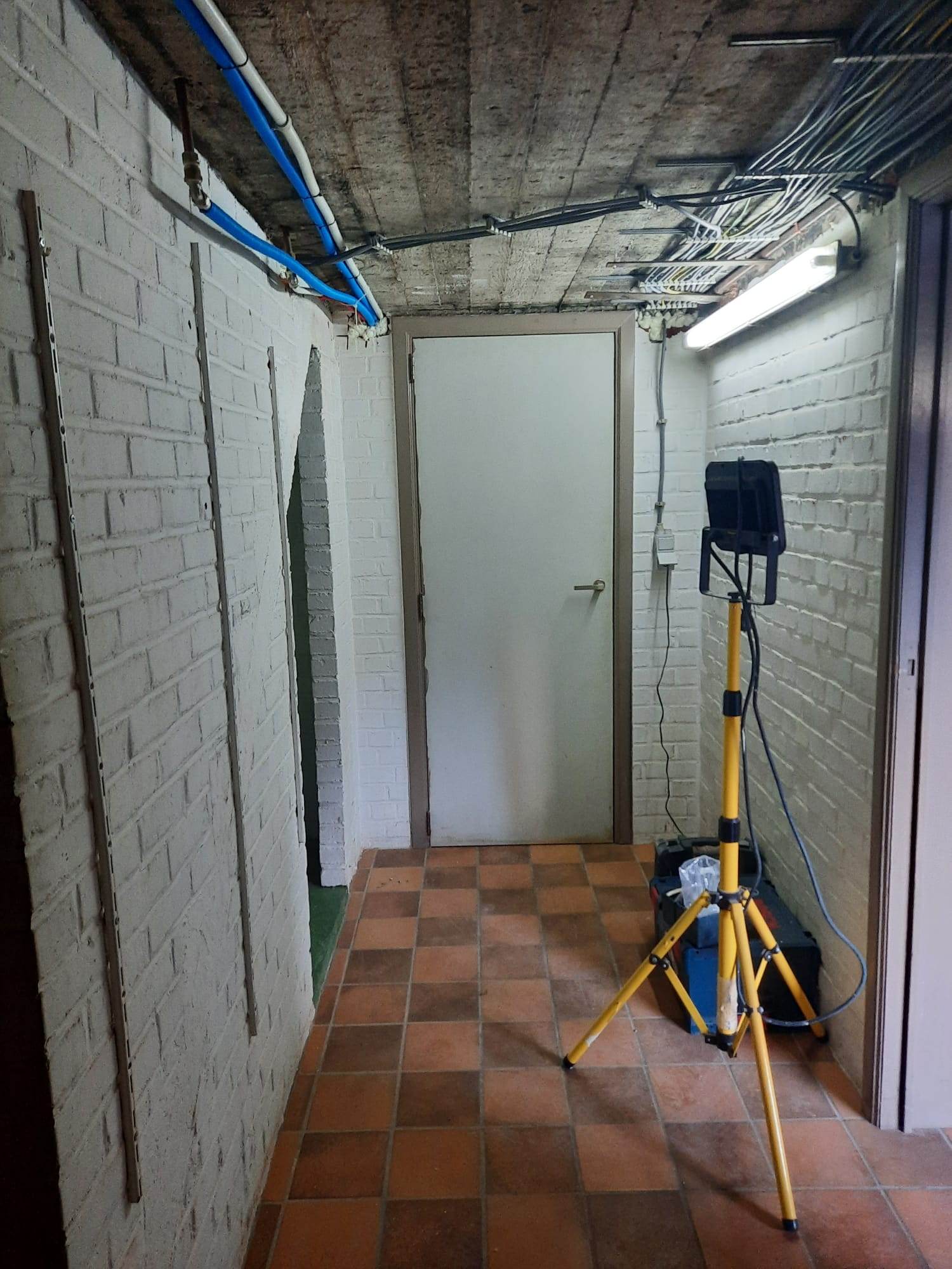 Cave en cours de mise en peinture