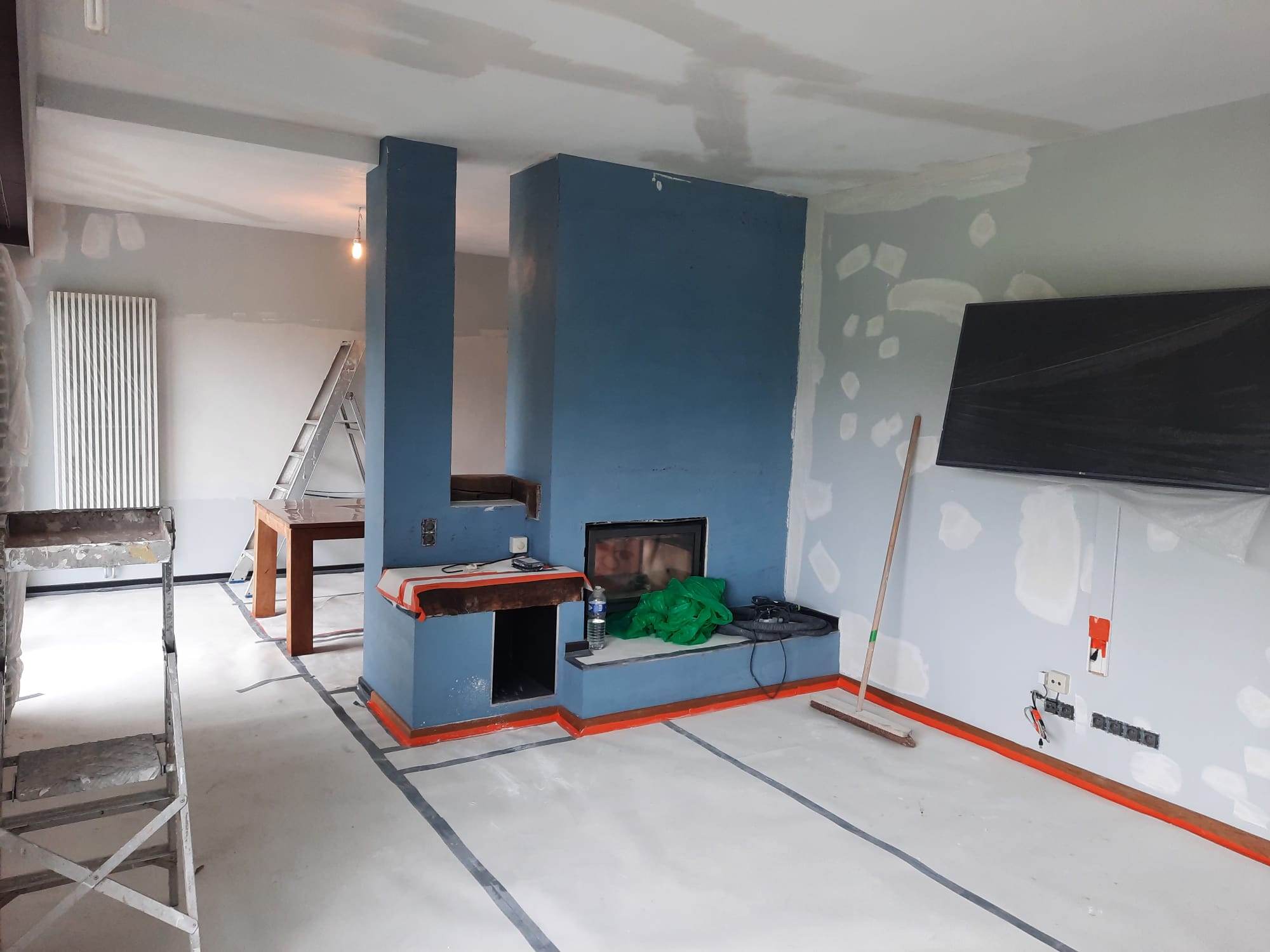 Salon avec cheminée en cours de préparation