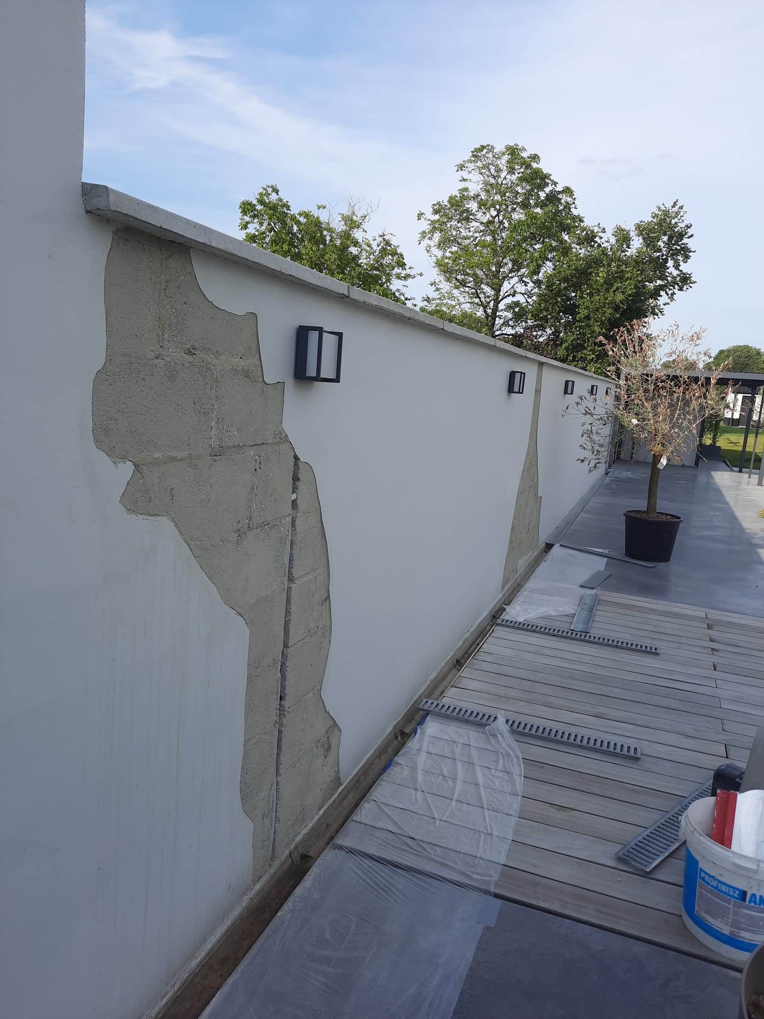 Rebouchage d'un mur extérieur avant mise en peinture