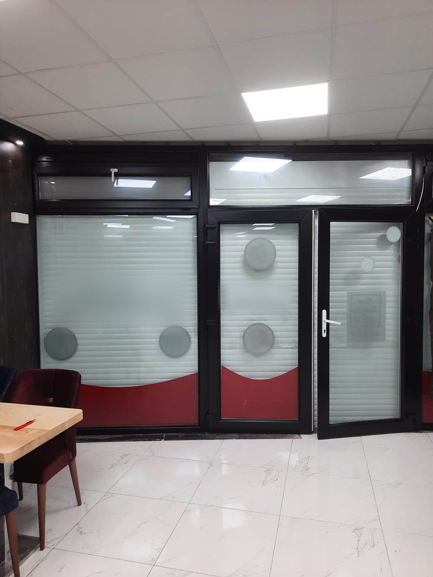 Commerce rénové, plafond et murs repeints