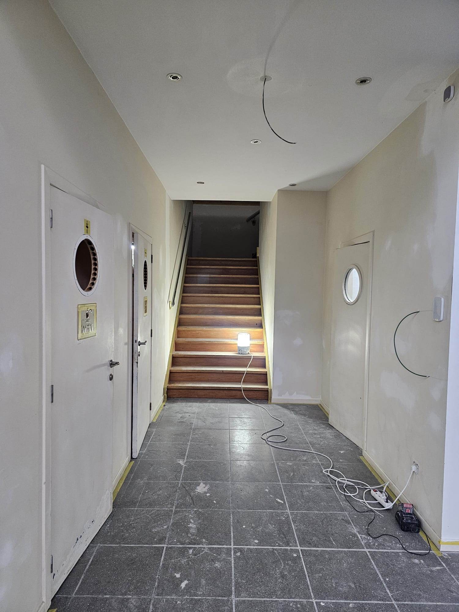 Couloir avant peinture, enduits apparents