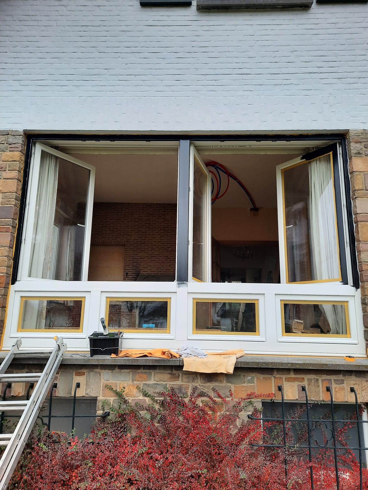 Châssis en bois en cours de remise en peinture