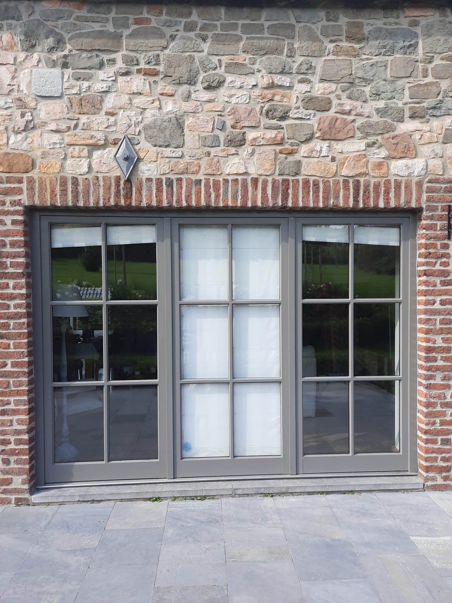 Porte-fenêtre et châssis repeints en gris anthracite