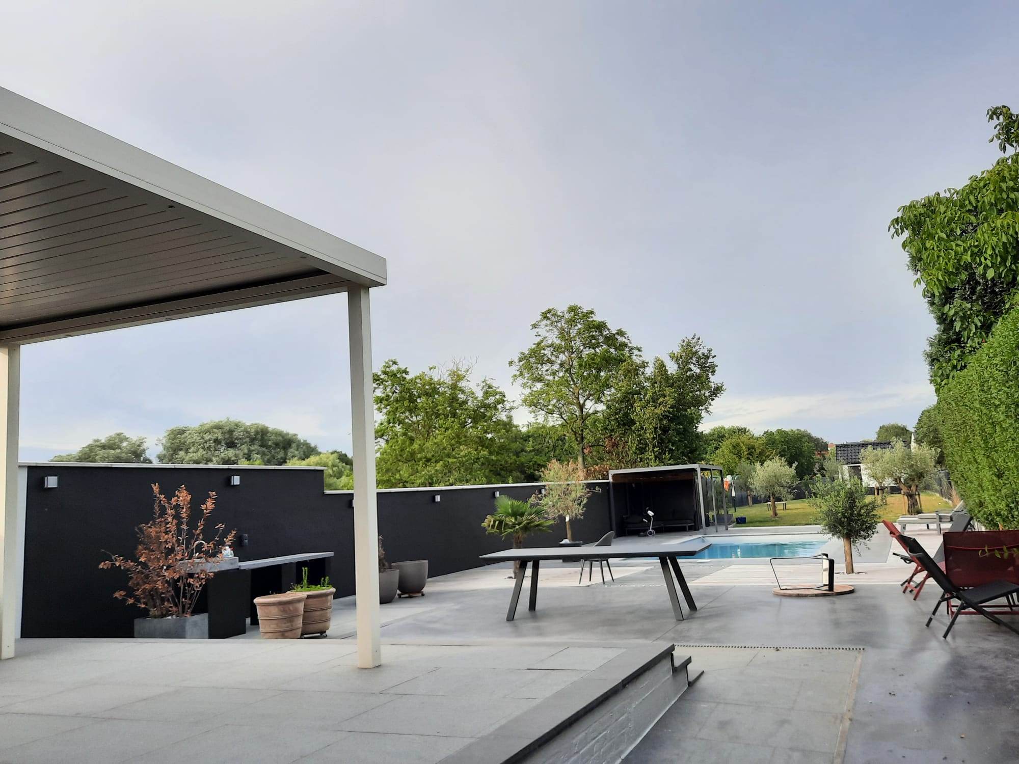 Murs de terrasse peints en noir
