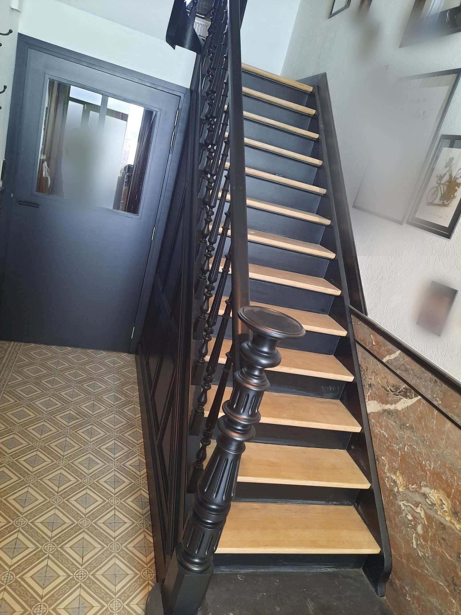Escalier de hall repeint en noir, marches bois clair